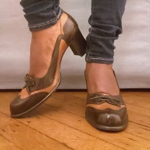 Oxford style pumps